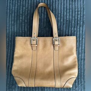 Coach Hamptons Large Carryall Tote in Tan/Camel